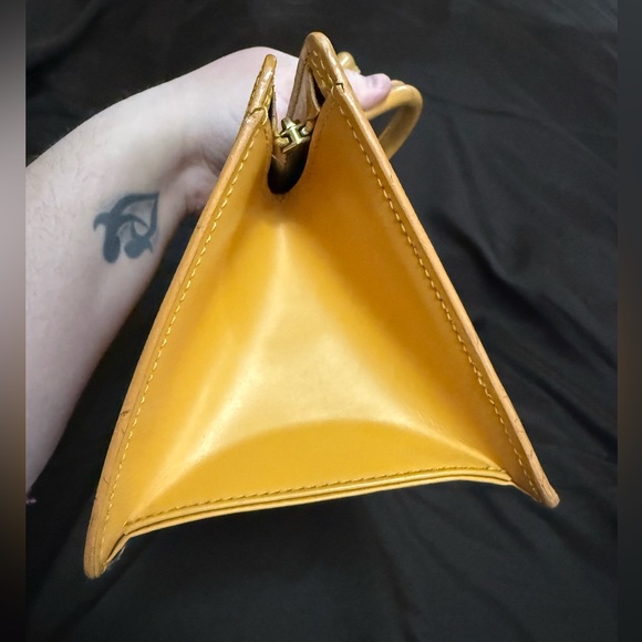 LOUIS VUITTON SAC TRIANGLE EPI - Picture 5 of 16